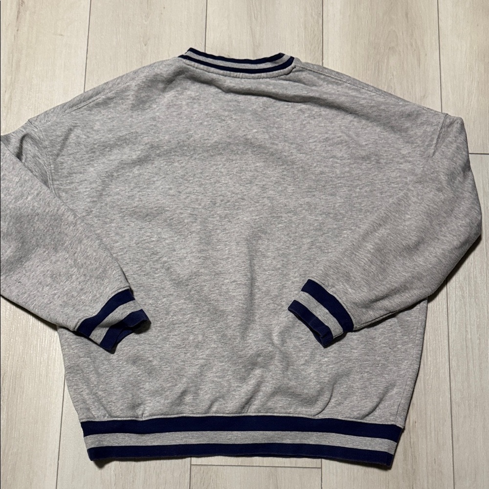 H & M Kid’s Yale University Grey V-Neck Pullover Sweater with Navy Trim - Picture 5 of 10